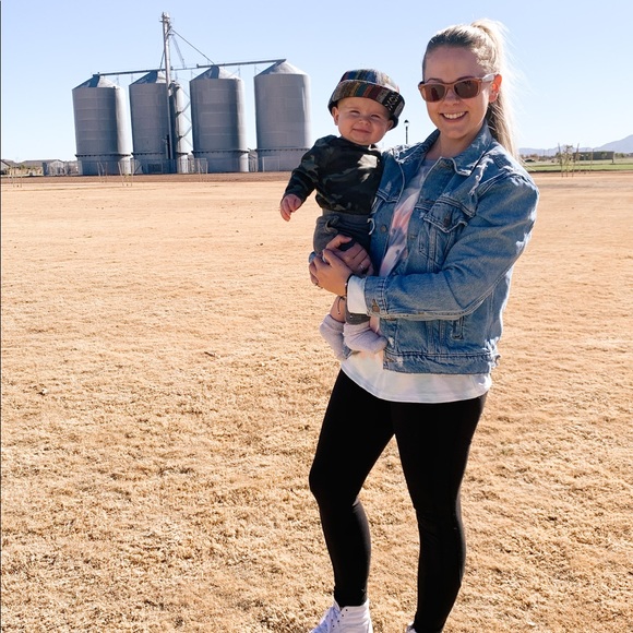 Meet your Posher, Ashley!🤗 - Picture 4 of 5